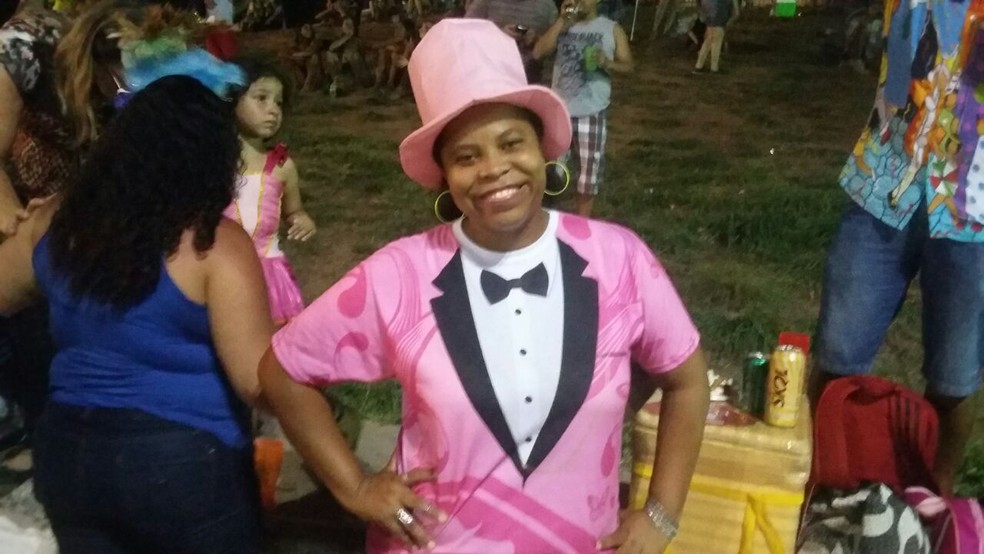 Foliã Cassia Ferreira homenageia o Homem da Meia-Noite durante a abertura do carnaval de Olinda (Foto: Cláudia Ferreira/G1)