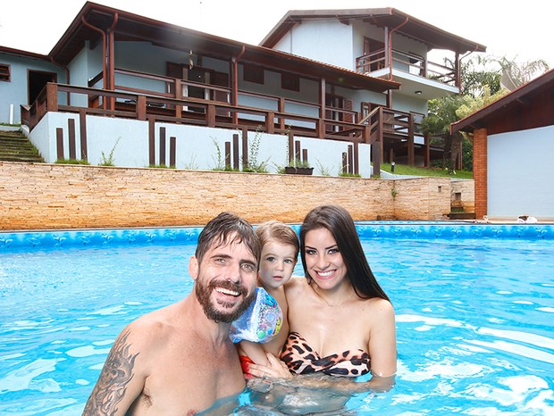 Hudson e Thayra Machado posam com o filho na piscina (Foto: Marcelo Navarro/ Ed. Globo)