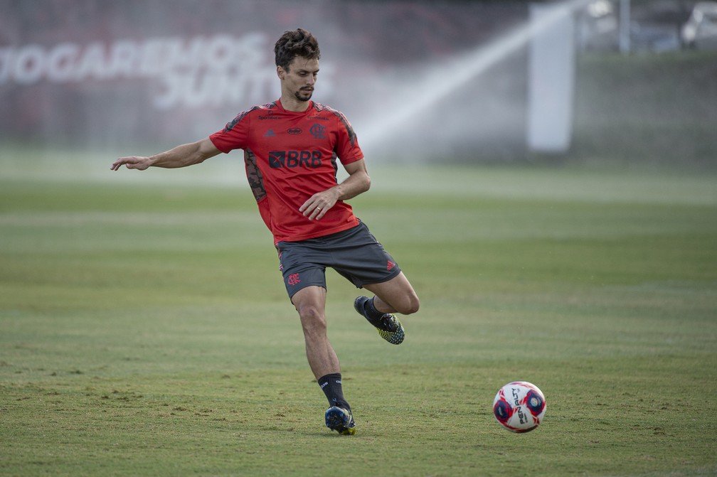 Rodrigo Caio treina normalmente com elenco do Flamengo e fica perto de fazer estreia na temporada