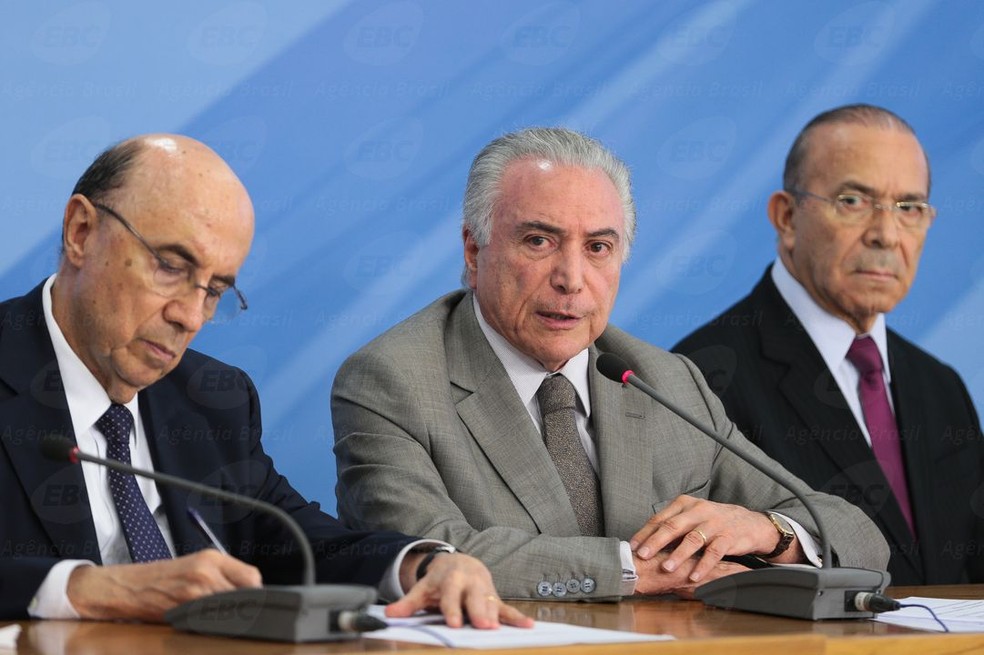 Da esquerda para a direita: ministro Henrique Meirelles (Fazenda), presidente Michel Temer e ministro Eliseu Padilha (Casa Civil) (Foto: Antonio Cruz/ Agência Brasil)