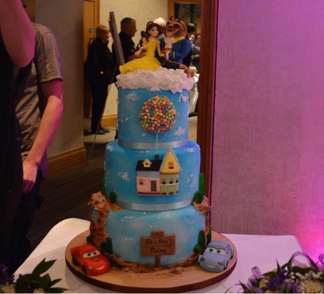 O bolo compartilhado por 'partridgeandbell' misturou personagens da Disney e da Pixar (Foto: Instagram)