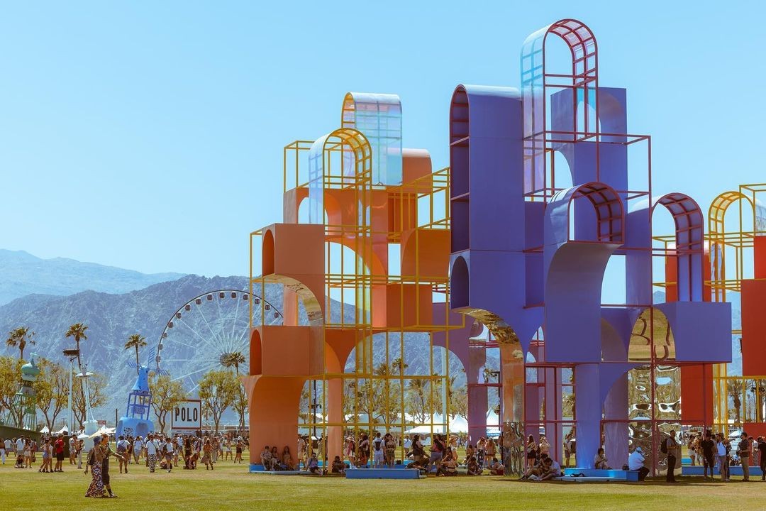 A instalação feita pelo Archtensions é repleta de cores e formas (Foto: Lance Gerber / Instagram / Reprodução / Coachella)
