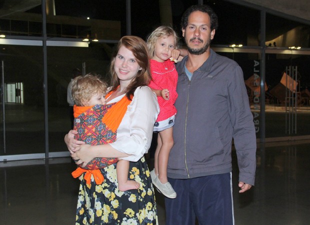 Carolinie e Guga Coelho levaram os filhos Theo e Bruna Luz (Foto: Alex Palarea / AgNews)