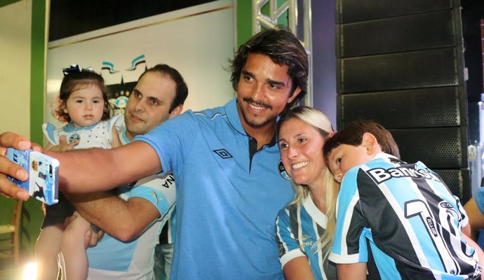 Jantar do Grêmio tem histeria da torcida com ídolos e Kidiaba no telão
