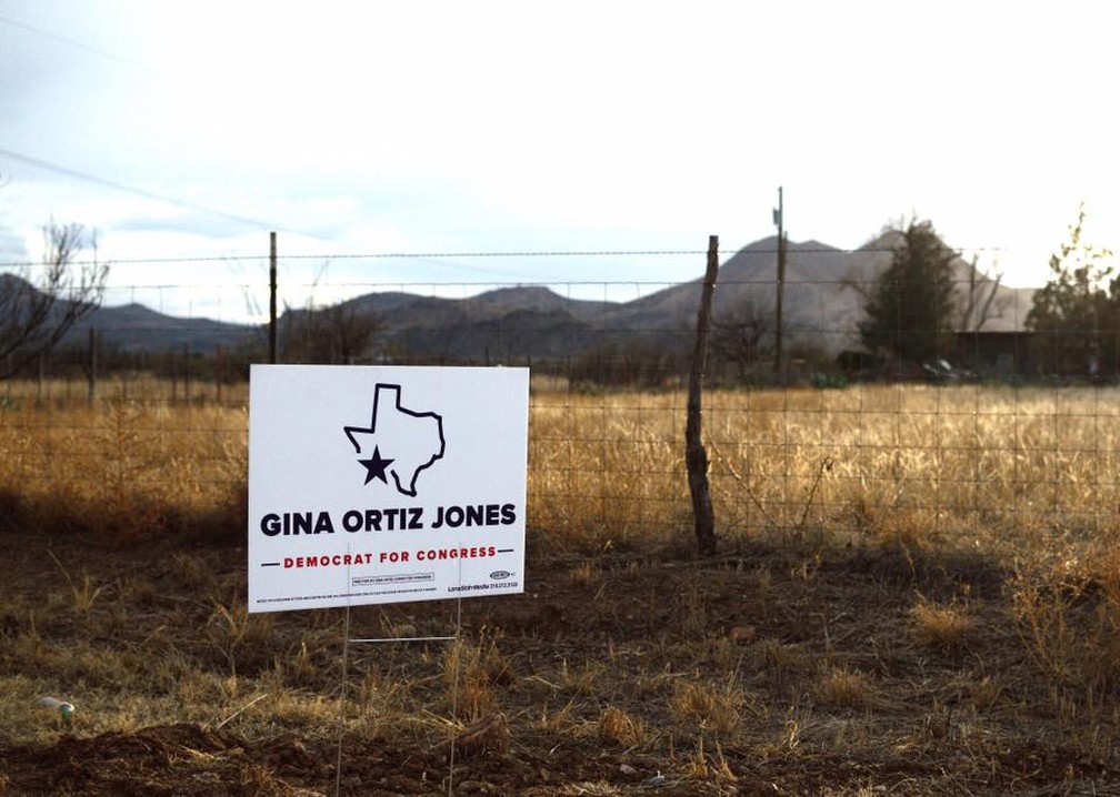 Candidata Gina Ortiz Jones concorre pelo Partido Democrata do Texas, estado onde republicanos costumam obter vitórias — Foto: Facebook/Reprodução