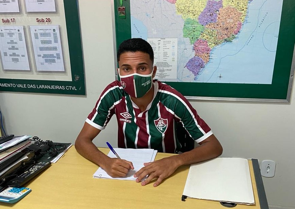 Volante Alexsander assina primeiro contrato com o Fluminense — Foto: Reprodução