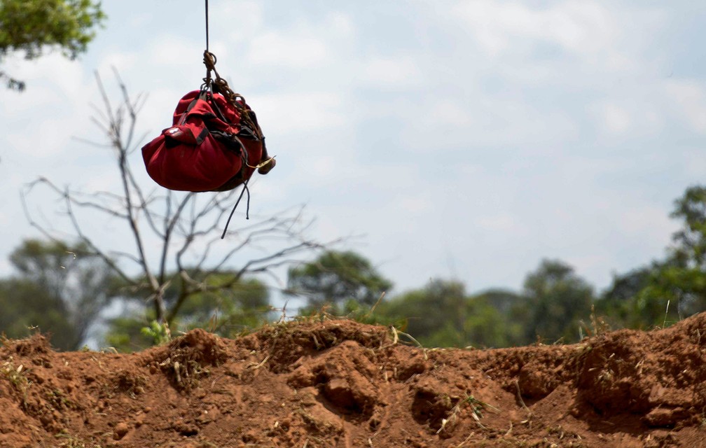 Corpo é retirado de helicóptero em Brumadinho (MG) — Foto: Washington Alves/Reuters