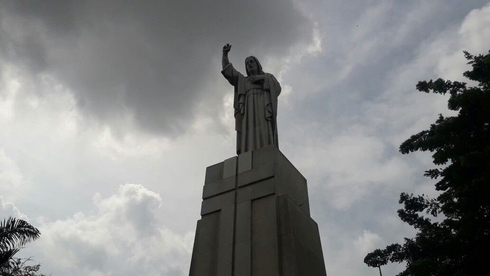 Cristo de Barranquilla tem uma mão apontada aos céus (Foto: Bruno Giufrida)