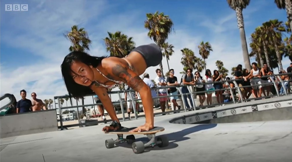 A tailandesa Kanya Sesser nasceu sem as pernas, foi abandonada pelos pais e virou atleta e modelo. â Foto: BBC