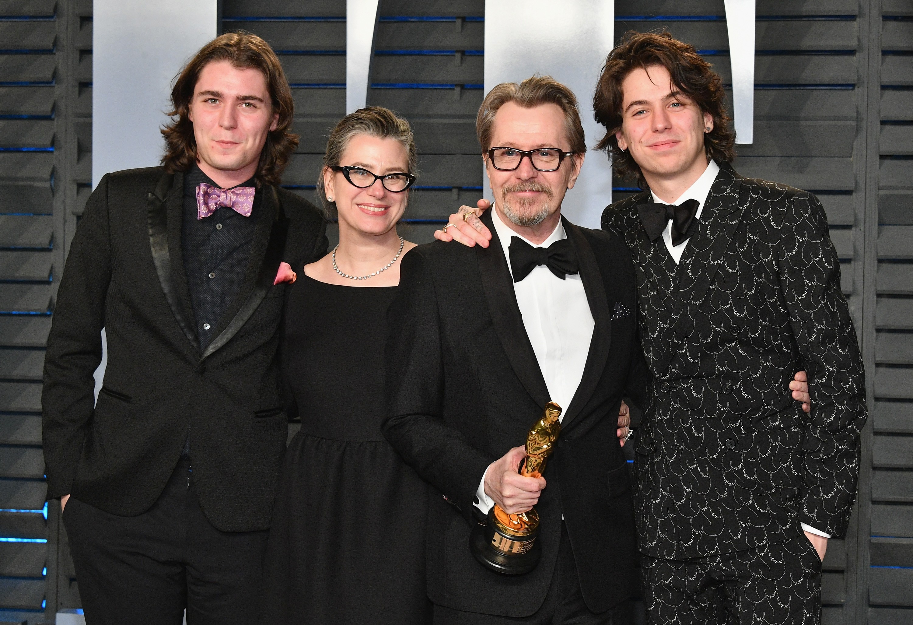O ator Gary Oldman com os filhos e a atual esposa (Foto: Getty Images)