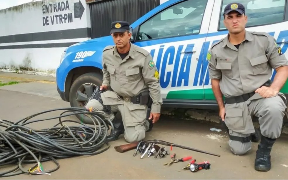 Cabos de energia que foram furtados de pivô e armas apreendidas pelos policiais  — Foto: Divulgação/PMGO