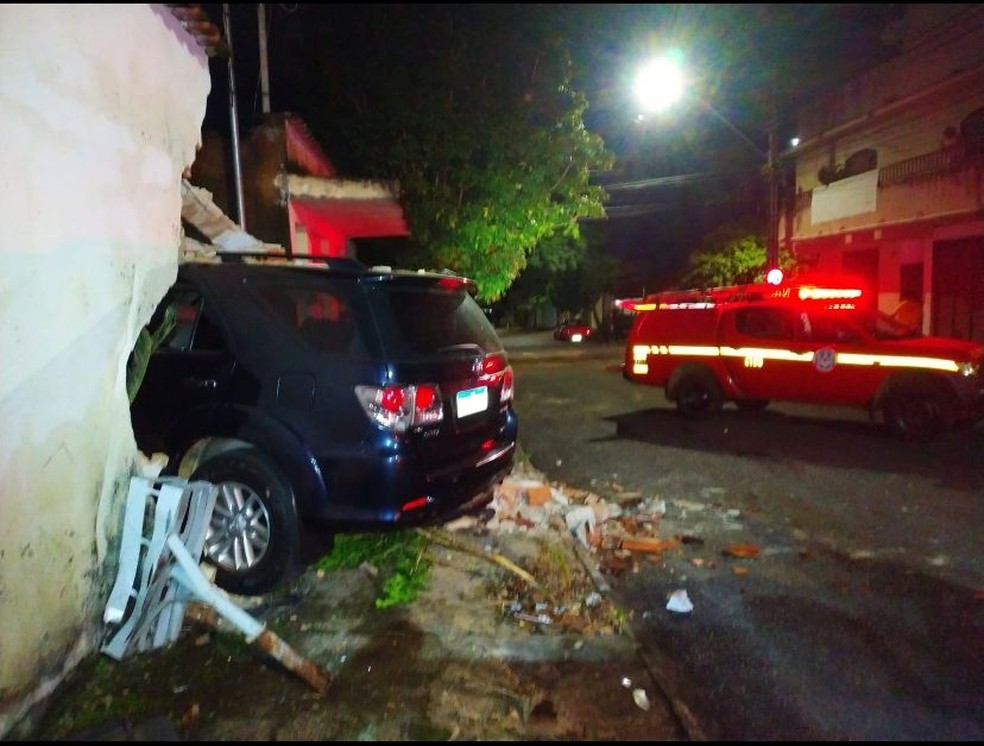 Casa teve o murro derrubado por carro em Uberlândia — Foto: Corpo de Bombeiros/Divulgação