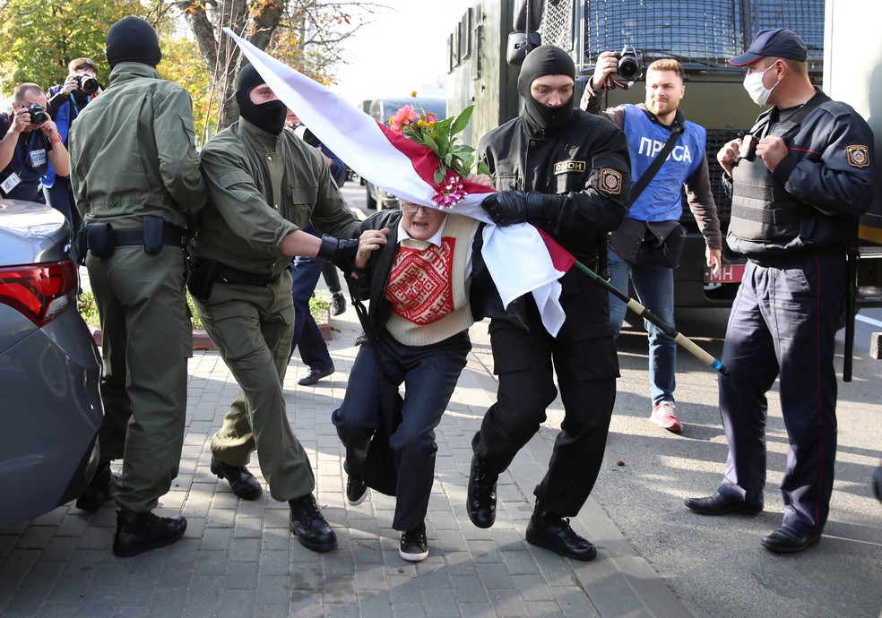 Manifestante é detida neste sábado em Minsk — Foto: Tut.By via Reuters