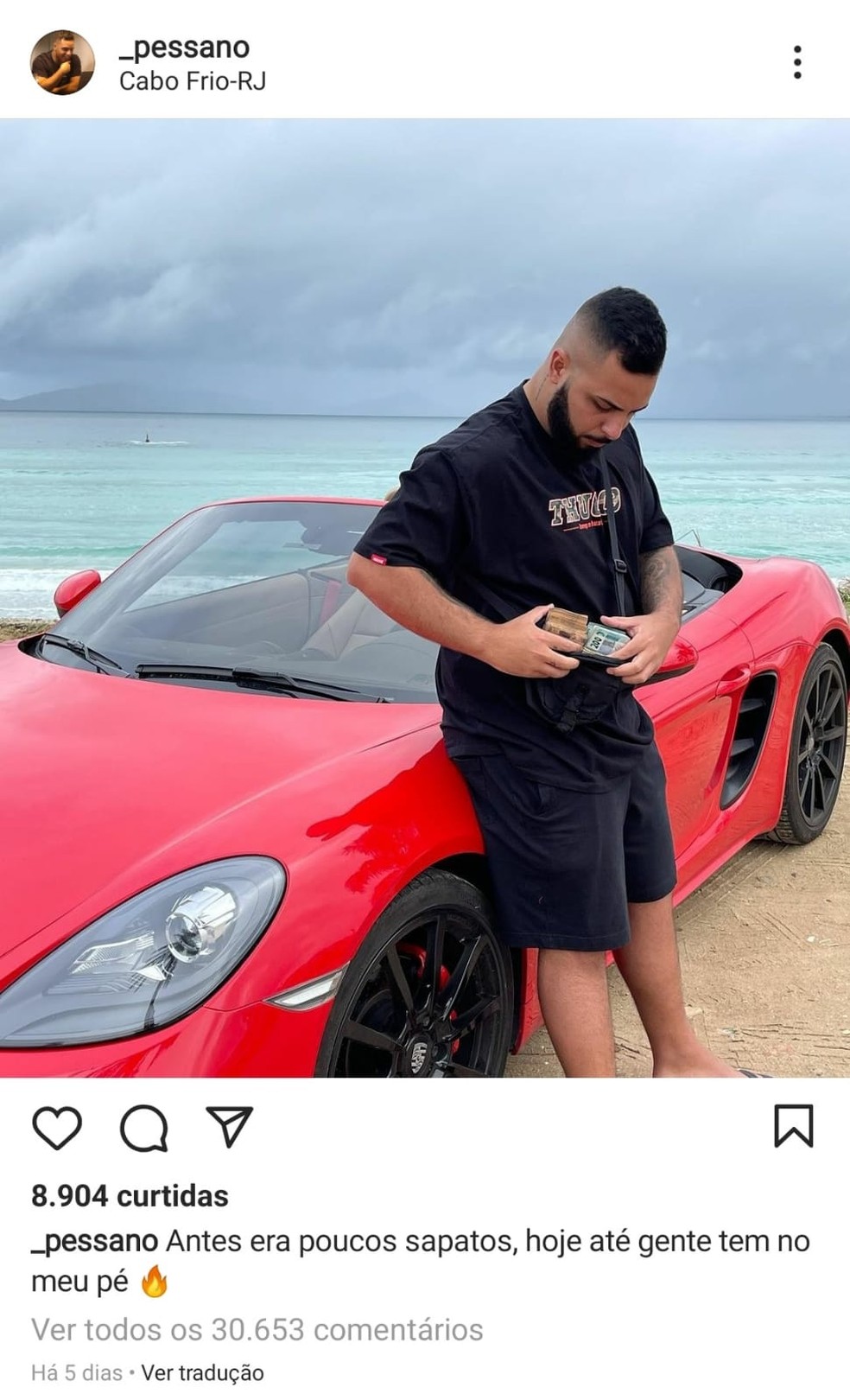 Em publicação nas redes sociais, Wesley Pessano, de 19 anos, aparece segurando dinheiro na frete de carro de luxo — Foto: Reprodução/Redes sociais