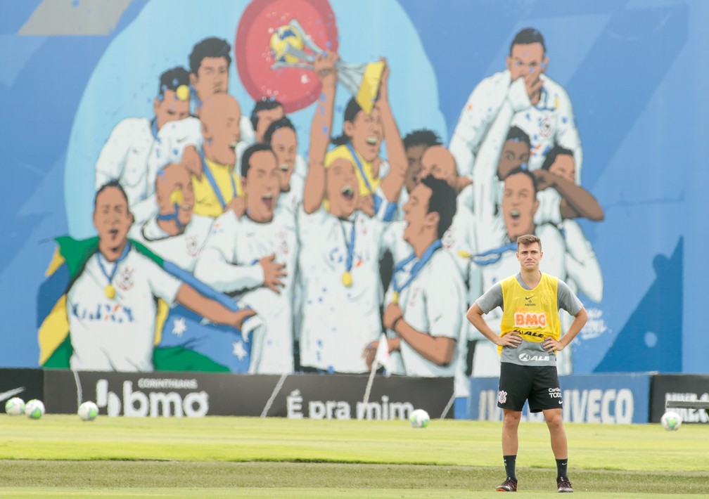 Fotos: Corinthians pinta momentos históricos do clube em muro do CT; veja fotos