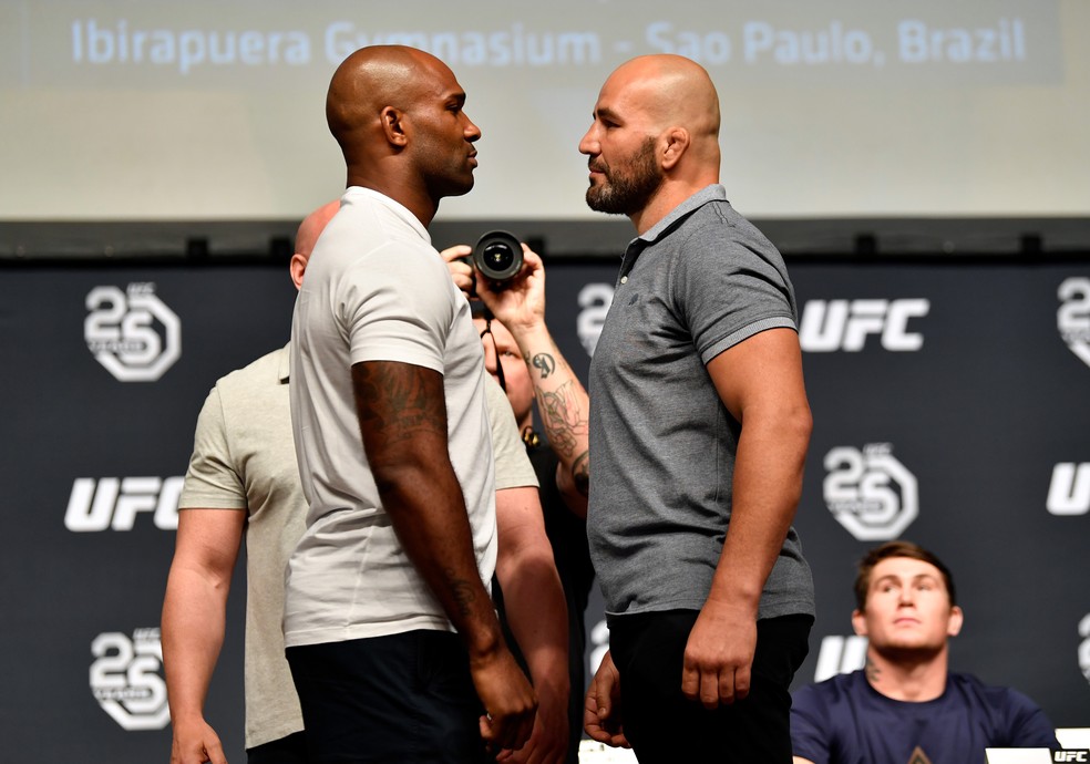 Jimi Manuwa e Glover Teixeira na encarada antes do UFC São Paulo (Foto: Jeff Bottari/Getty Images)