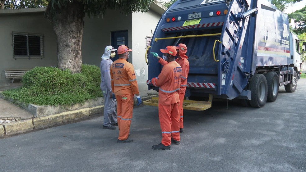 Garis recuperaram R$ 10 mil jogados no lixo, no Recife — Foto: Reprodução/TV Globo