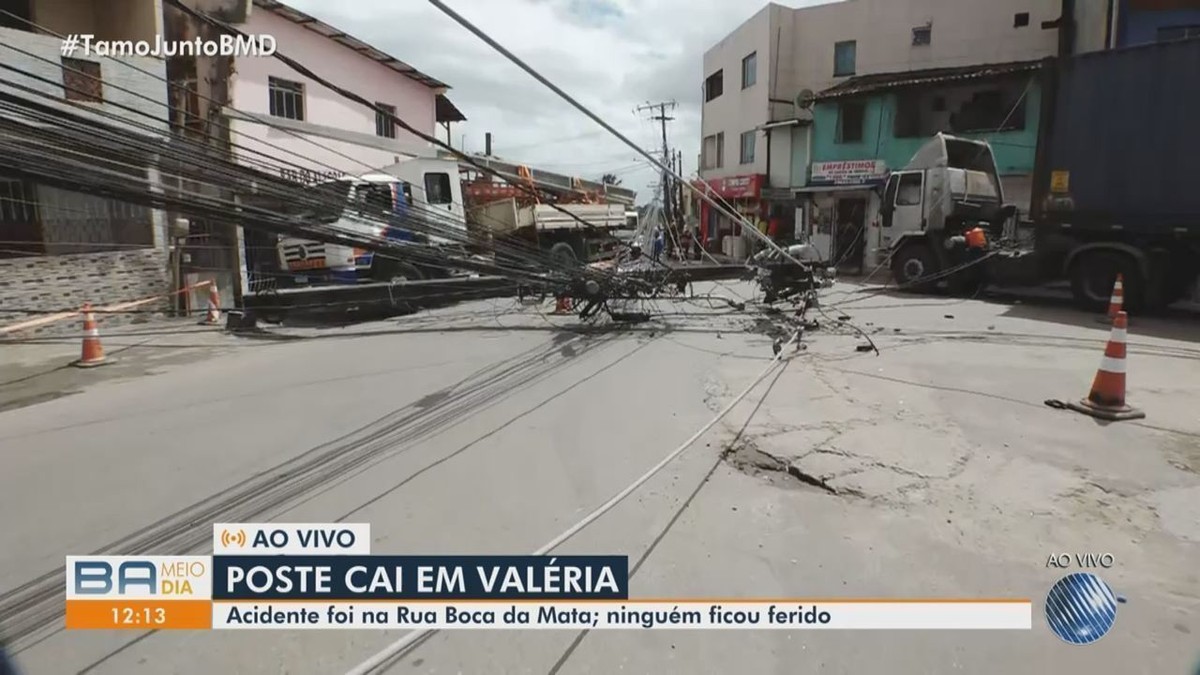 Poste cai em cima de caminhão no bairro de Valéria, em Salvador