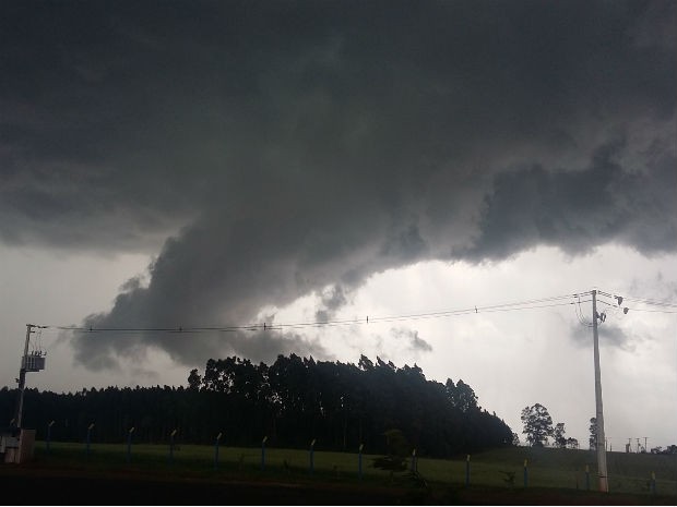 Internauta registrou nuvem funil no município de Pranchita (Foto: Josiane Regina / VC no G1 )