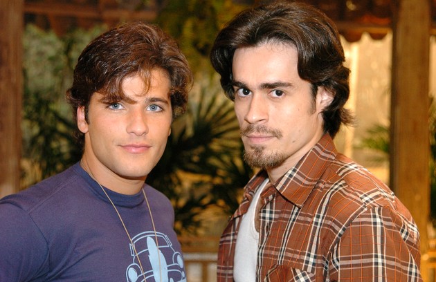 Em 'América' (2005), o estilista Júnior e o peão Zeca, interpretados por Bruno Gagliasso e Erom Cordeiro, chegaram a gravar um beijo gay, mas a Globo  não levou ao ar (Foto: Divulgação)