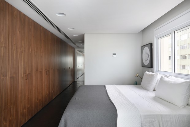 Estilo minimalista e contemporâneo em apê de 175 m² (Foto: Decoração tem predomínio de tons de madeira e branco )