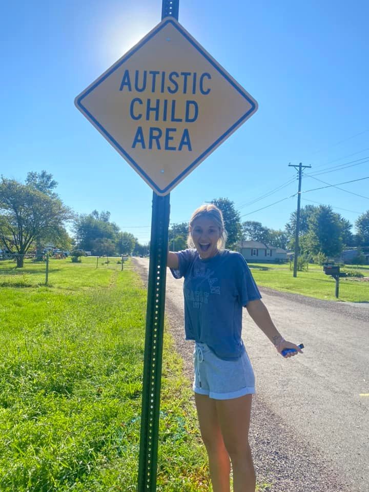 Mãe celebra placa de trânsito que sinaliza presença de crianças autistas (Foto: Reprodução/Facebook/Ali Harris)