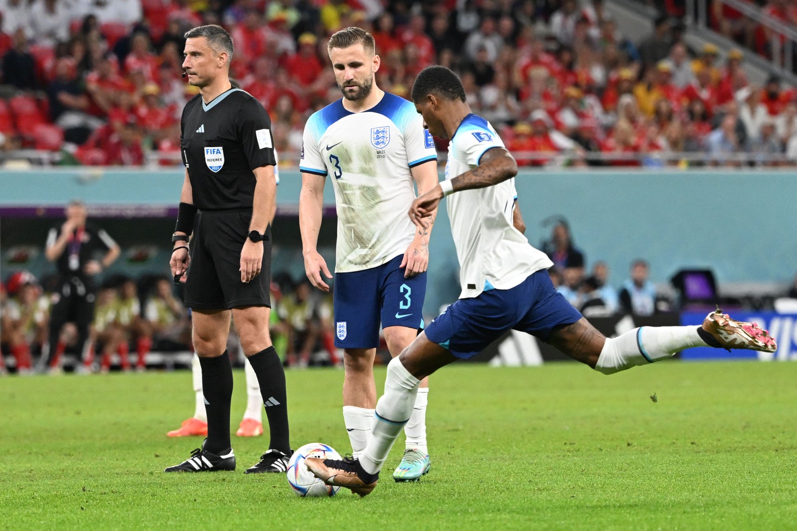 Marcus Rashford marca o primeiro gol da Inglaterra em uma cobrança de falta  — Foto: Ina Fassbender / AFP