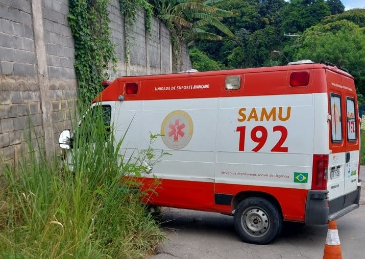 Ambulância do Samu bate em muro após perder o freio em Volta Redonda