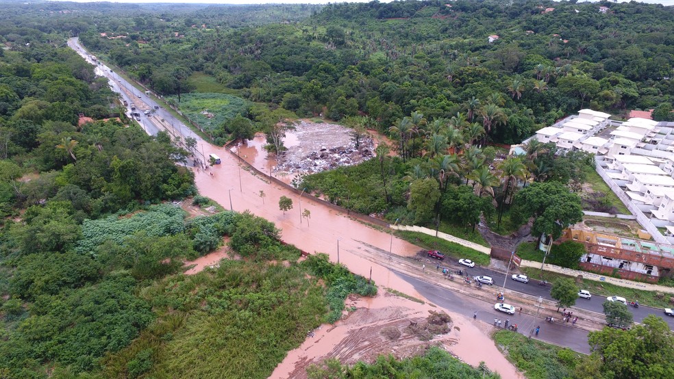 Avenida Presidente Kennedy ficou alagada após chuvas que caíram em Teresina  (Foto: Magno Bonfim/TV Clube)