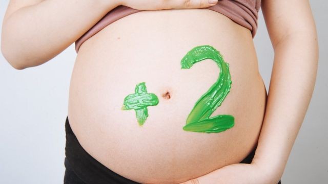 Uma gravidez de mais de um bebê é tecnicamente chamada de gestação múltipla (Foto: CRISTALOV (via BBC))
