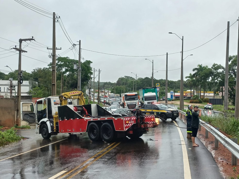 Condutor perde o controle na pista molhada e caminhão fica pendurado em ribanceira na BR-343, em Teresina — Foto: Edigar Neto/TV Clube