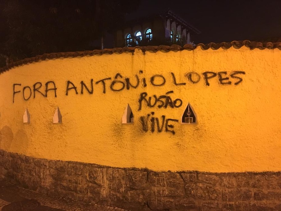 Protesto da torcida do Bota tem confusão no Nilton Santos e pichação em General
