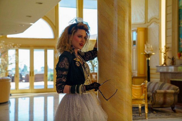 A atriz Evan Rachel Wood como Madonna em cena da cinebiografia Weird: The Al Yankovic Story (Foto: Divulgação)