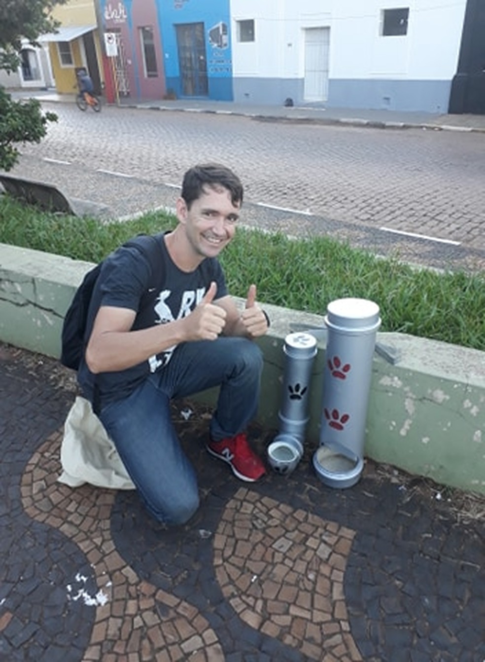Homem transforma cano PVC em comedouro e bebedouro para animais de rua em Casa branca — Foto: Arquivo Pessoal