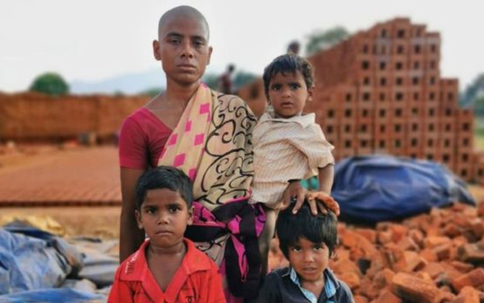 Prema sofreu ao ver o filho mais velho, Kaliyappan (de camisa vermelha), passar fome — Foto: BBC