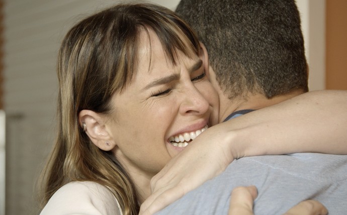 Gisela mal acredita que seu marido voltou e o abraça forte (Foto: Tv Globo)