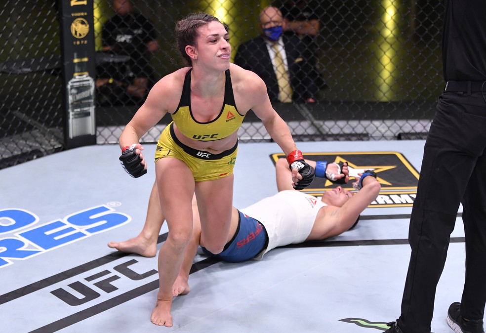 Mackenzie Dern comemora a vitória sobre Hannah Cifers no primeiro round no UFC: Woodley x Burns — Foto: Jeff Bottari/Zuffa LLC