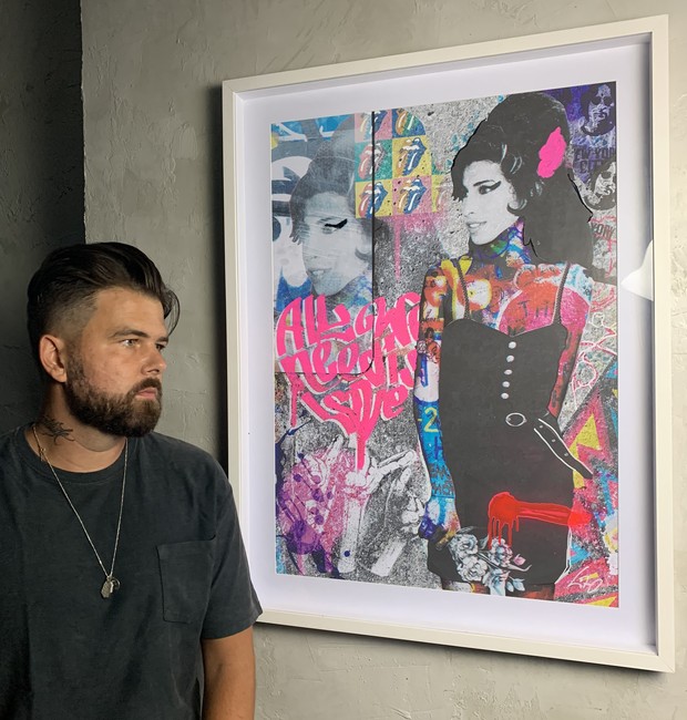 Maurício Nocêra, o Lito, ao lado de um de seus quadros da Amy Winehouse (Foto: Divulgação / Lito)
