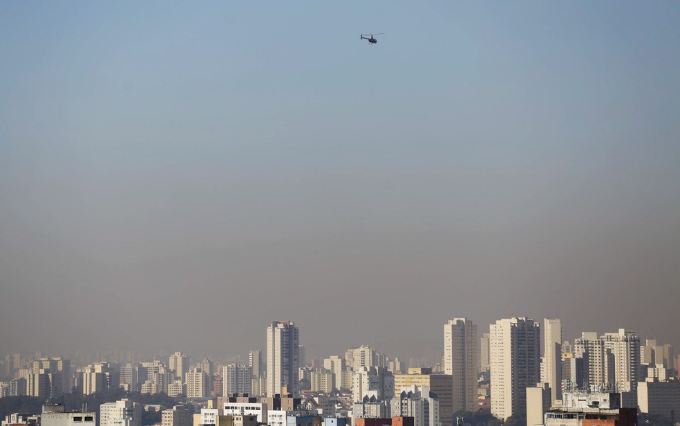 Camada de poluição é vista no céu sobre a região central de São Paulo — Foto: Nelson Antoine/Estadão Conteúdo