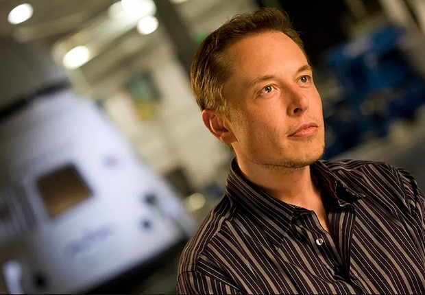 O bilionário Elon Musk com a cápsula da Space X ao fundo (Foto: Reprodução/Flickr)