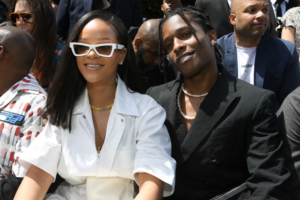 A$AP Rocky de colar de pérolas, ao lado de Rihanna (Foto: Getty)