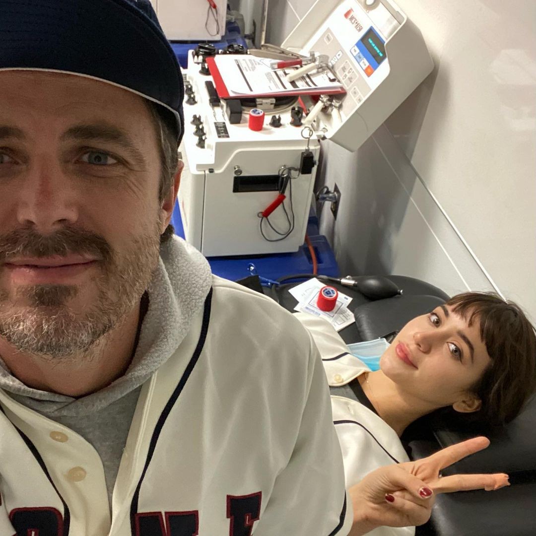 Casey Affleck e a nova namorada (Foto: Reprodução/Instagram)