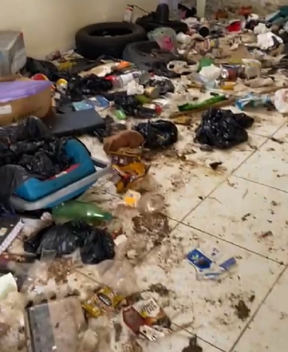 Adolescente e animais foram encontrados abandonados em casa cheia de lixo em Mossoró — Foto: Reprodução