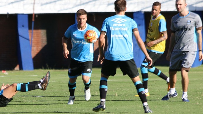 Experiência e marcação credenciam Ramiro a estrear na lateral com Roger