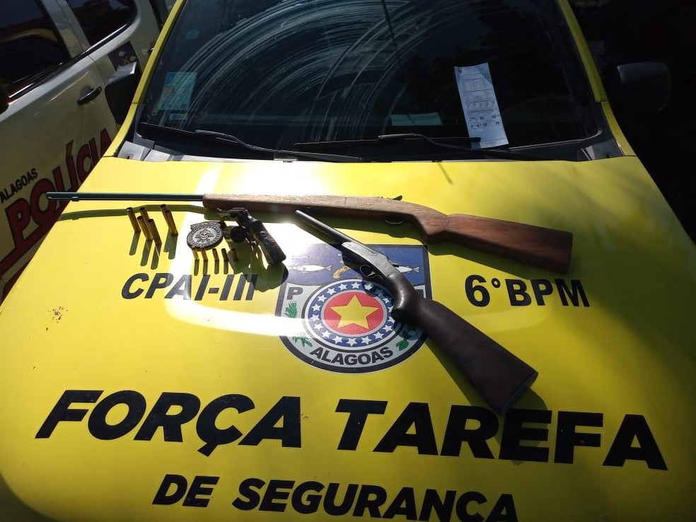 Armas apreendidas durante operação policial em Maragogi — Foto: Ascom/SSP-AL