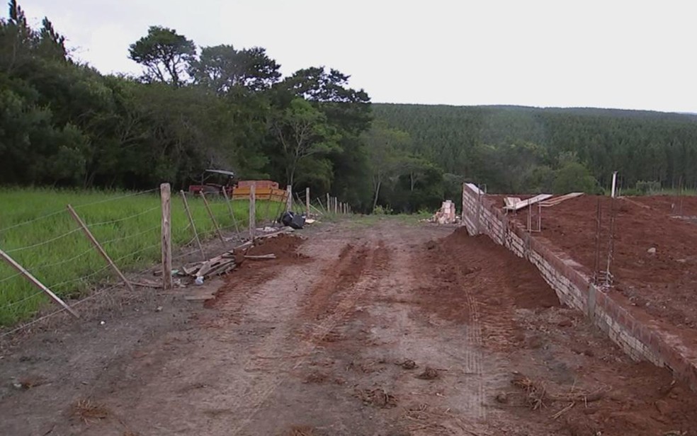 Veículo desceu desgovernado por ladeira em loteamento (Foto: Reprodução/ TV TEM)