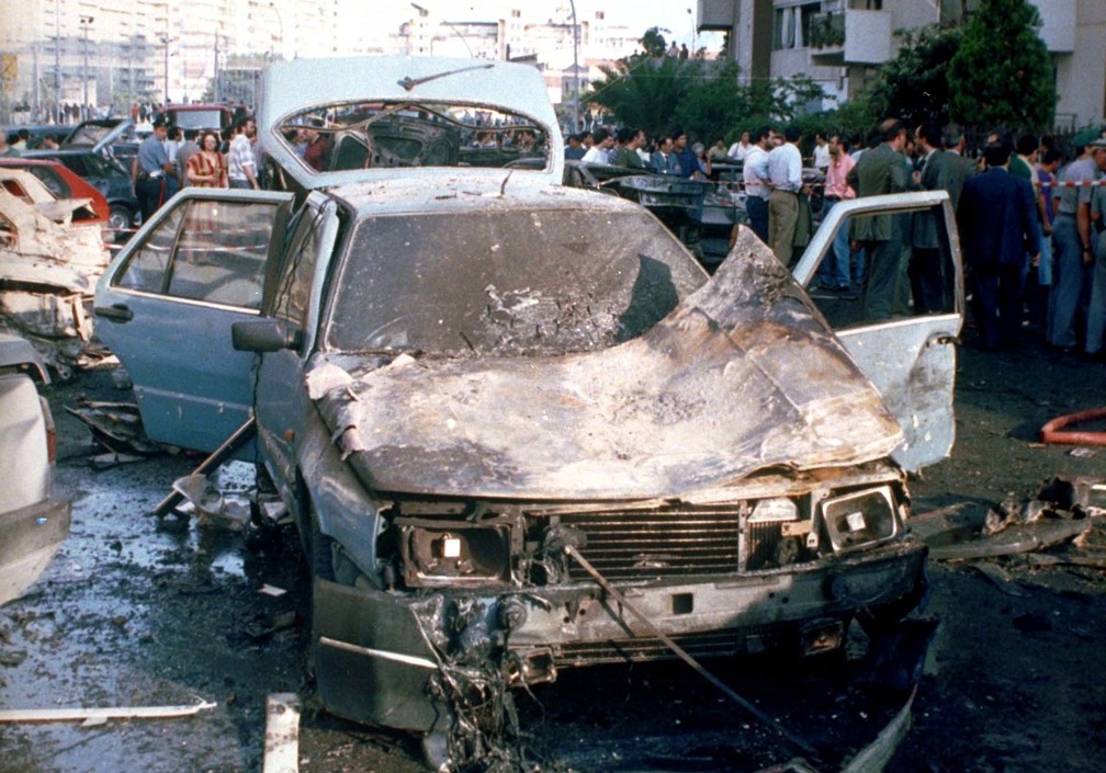 Foto mostra carro-bomba que matou Paolo Borsellino e seus guarda-costas na década de 1990.  (Foto: Arquivo/ AP )