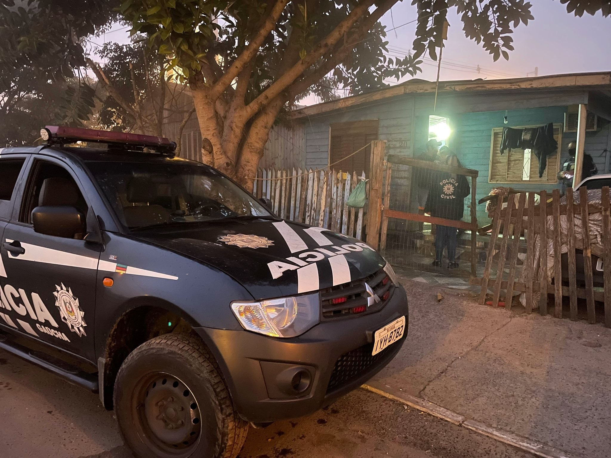 Polícia faz operação contra assaltos em Canoas; suspeitos roubavam pessoas em cemitério 