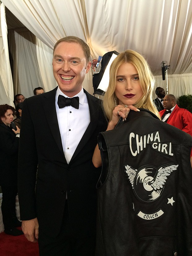 Stuart Vevers Executive Creative Director of Coach, with Dree Hemingway (American model and actress) (Foto:    )