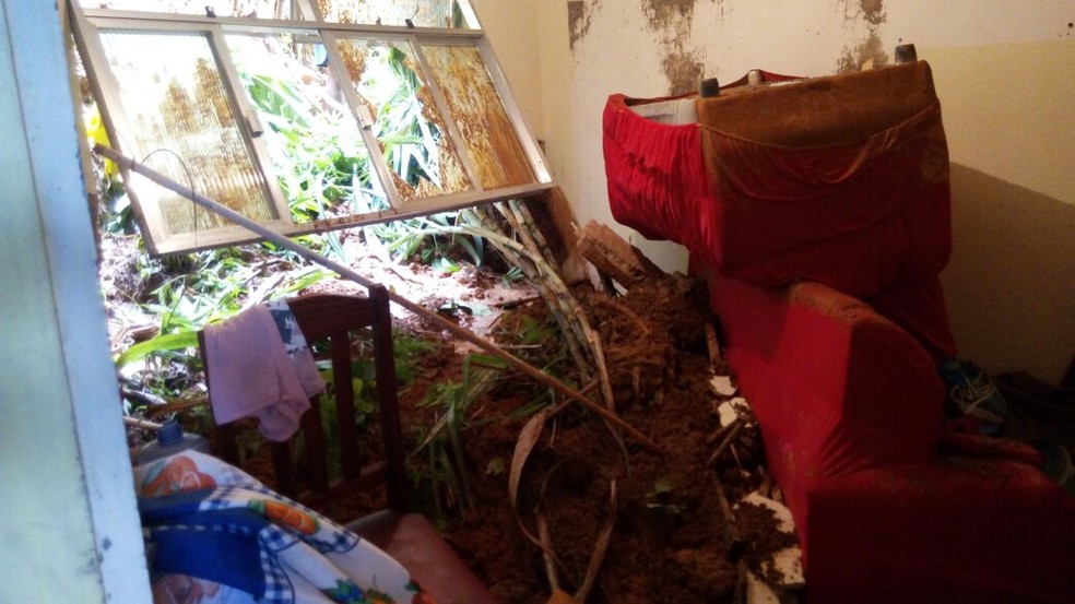 Três casas foram atingidas por deslizamento em Cachoeiras de Macacu (Foto: Defesa Civil/Arquivo Pessoal)